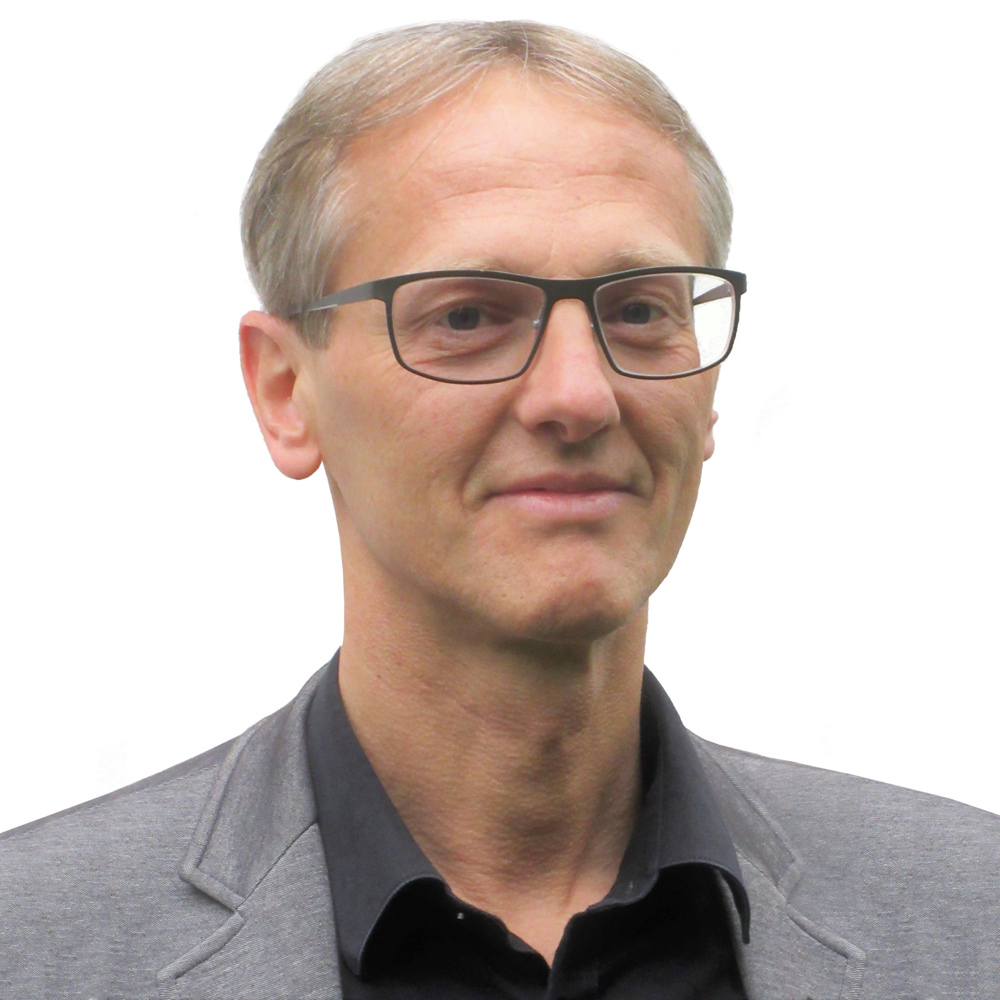 Peter Wörgötter mit grauem Anzug und Brille